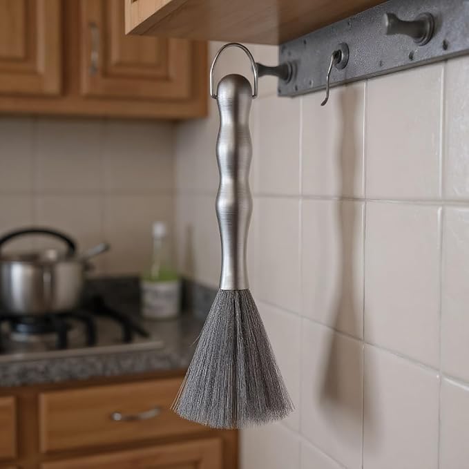 Stainless Steel Scrubber with Handle, Durable Metal Dish Brush for Kitchen Cleaning,One-Piece Molding Process, Hands-Free Cleaning, Suitable for Frying Pans, Plates, Bowls，Cast Iron Skillet
